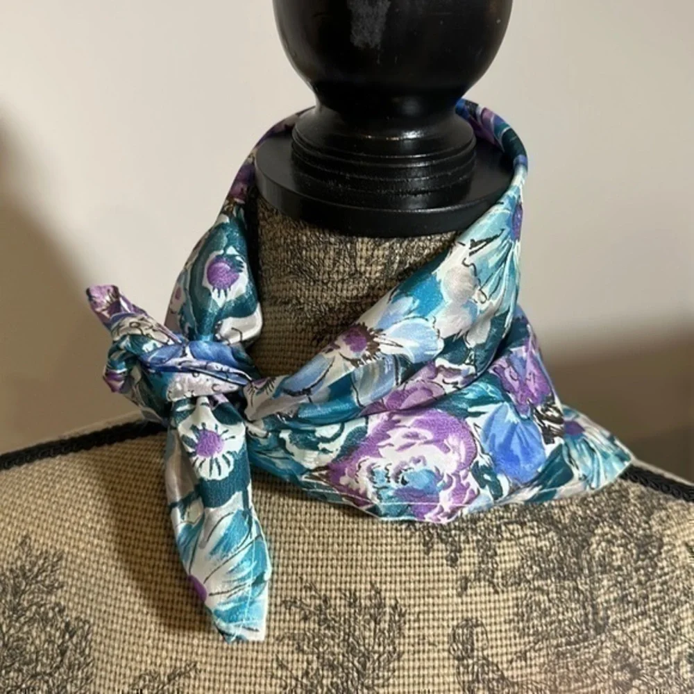 Handcrafted vintage floral blue/purple lightweight polyester scarf 22x21”